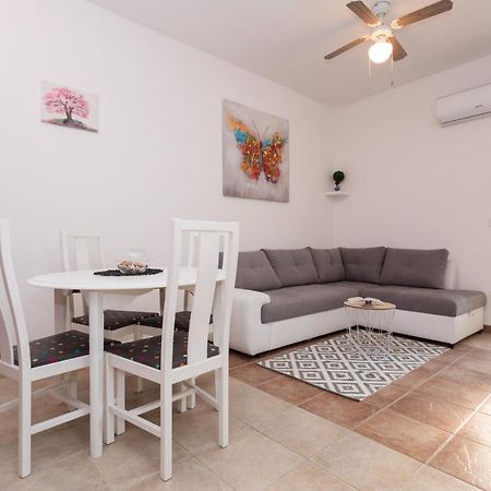 Lara - Apartment Near The Beach 비르브닉 외부 사진