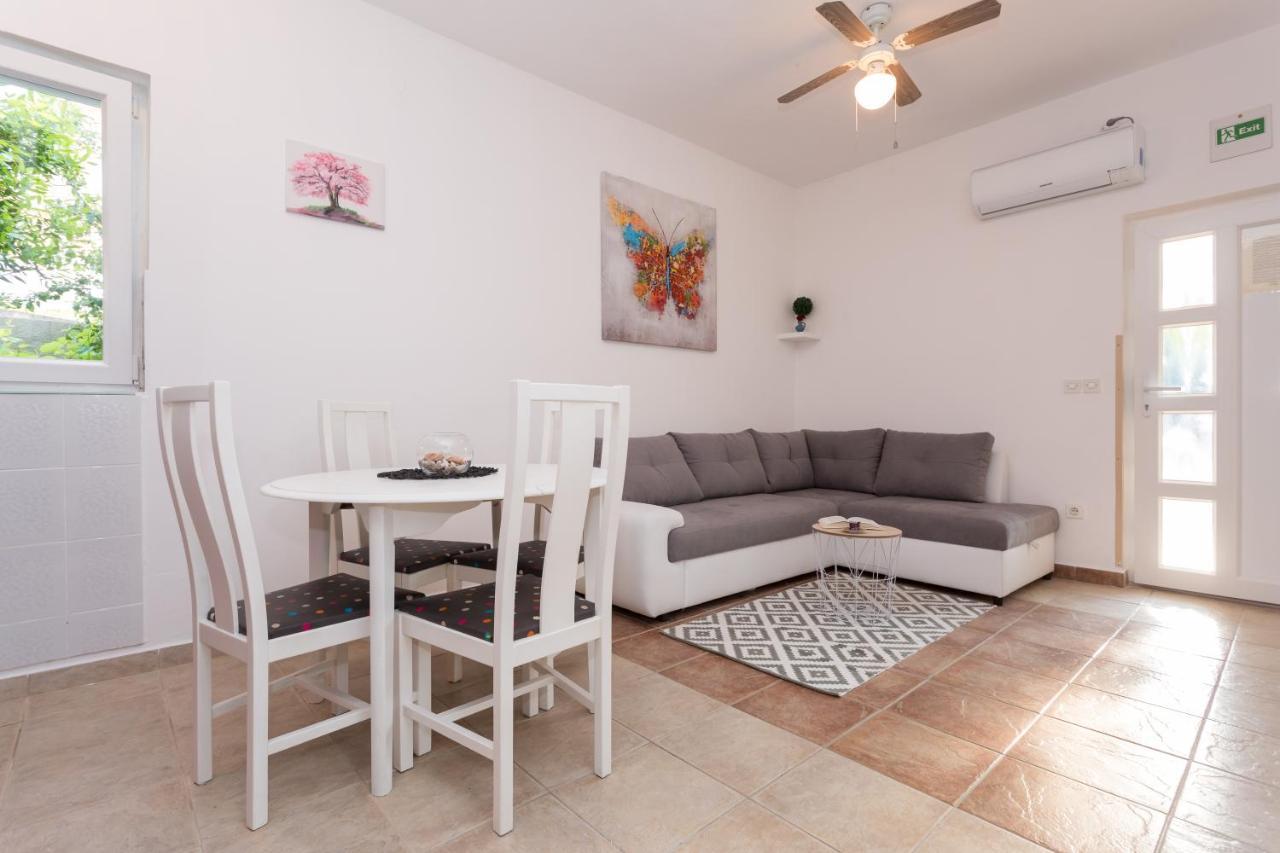 Lara - Apartment Near The Beach 비르브닉 외부 사진