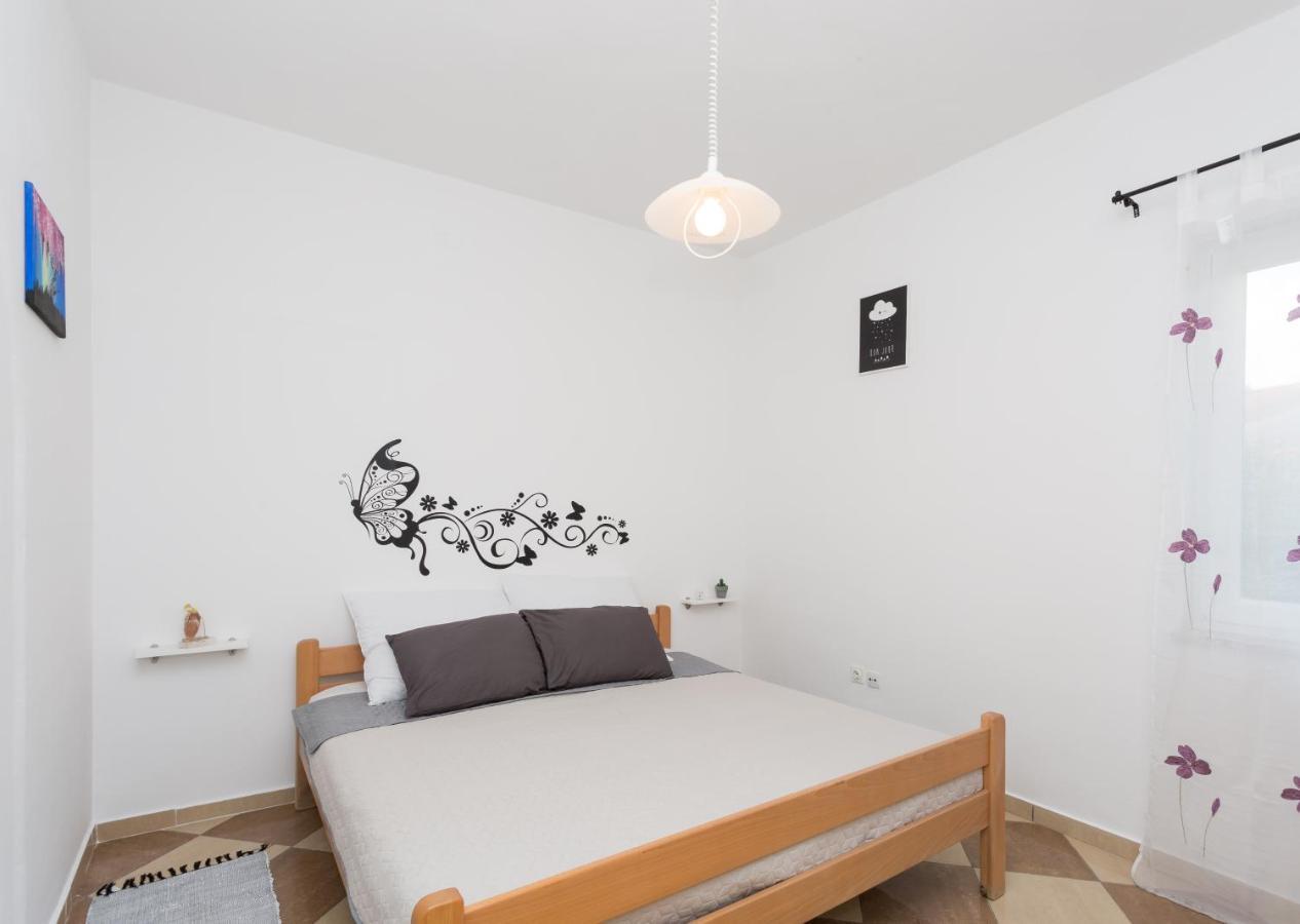 Lara - Apartment Near The Beach 비르브닉 외부 사진