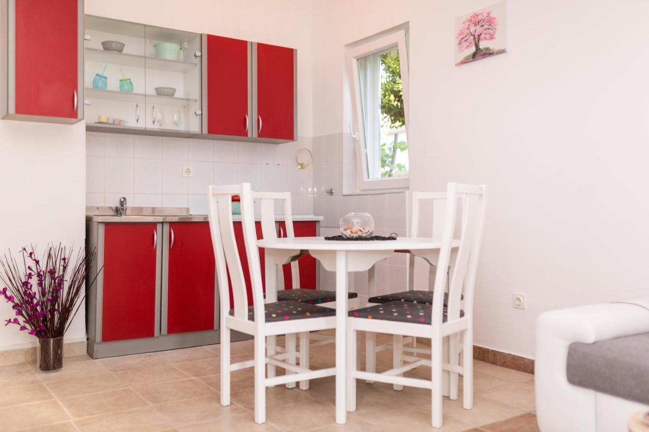 Lara - Apartment Near The Beach 비르브닉 외부 사진